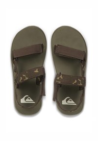 Ruske sandaale med to stropper, hvor den ene har et camouflagemønster. Flad sål med en glat overflade og et logosymbol på indersålen.