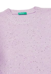 Maglione lilla con scollatura rotonda, texture morbida e paillettes argento sparse. Presenta un colletto a costine ed è etichettato United Colors of Benetton.
