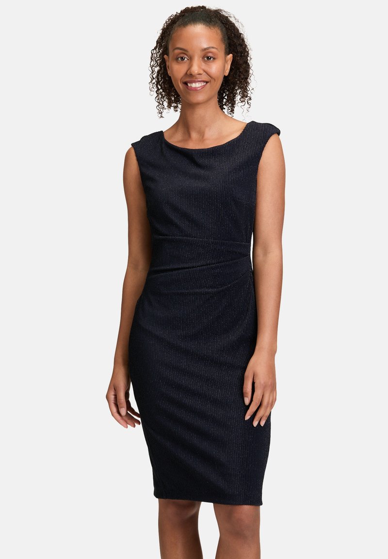 Robe ajustée bleu marine en tissu texturé avec des manches courtes, un décolleté bateau et un design de taille froncée, s'étendant jusqu'à la longueur des genoux.