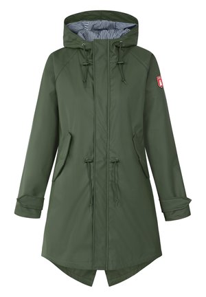 Veste imperméable vert olive avec capuche, cordons de serrage à bascule, deux poches avant et une doublure intérieure rayée. Présente un ourlet asymétrique.