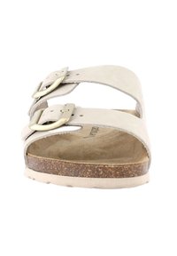 Sandali in suede grigio chiaro con due cinturini regolabili con fibbia, soletta in sughero e suola in gomma testurizzata per una migliore aderenza.