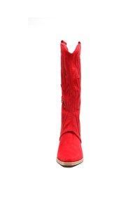 Bota de vaquero de ante rojo con punta afilada, patrón decorativo de costura en llamas en el caña y suela de goma baja y plana.