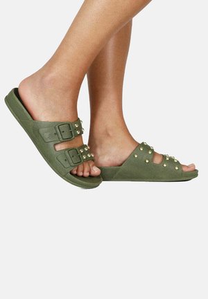 Chanclas de color verde oliva con dos hebillas ajustables, que cuentan con acentos de tachuelas doradas y una plantilla texturizada para mayor comodidad.