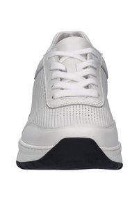 Weisse Sportschuhe mit einem perforierten Leder-Obermaterial, flachen weissen Schnürsenkeln und einer schwarzen Gummisohle. Verfügt über ein minimalistisches Design ohne Muster.