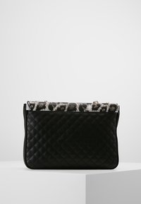 Černá kožená taška s prošíváním a rolovaným klopou s leopardím potiskem, ve štíhlém obdélníkovém tvaru bez viditelných kovových prvků.