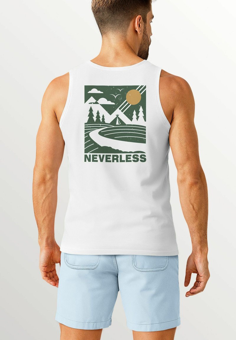 Weißes Tanktop mit einem grünen Grafikdesign auf dem Rücken. Das Design umfasst Berge, Bäume, ein Zelt und den Text "NEVERLESS" unterhalb einer Sonne und Wolken.