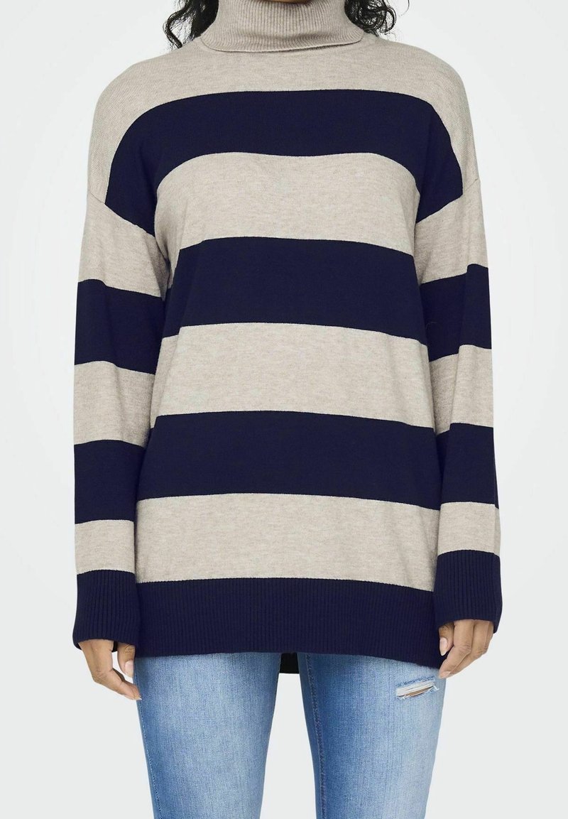 Gestreifter Rollkragenpullover mit abwechselnden beigen und marineblauen Streifen, gerippten Bündchen und lockerer Passform, kombiniert mit hellblauen Jeans.