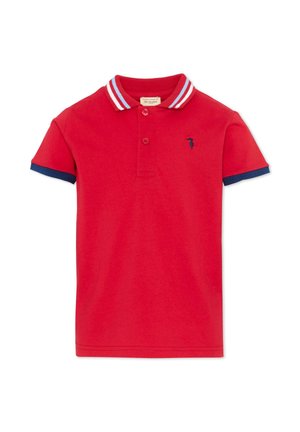 Polo rossa a maniche corte con bordi delle maniche blu navy, colletto a righe bianche e blu, due bottoni e piccolo logo blu navy sul petto.
