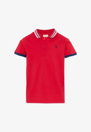 Czerwona koszulka polo z krótkim rękawem, granatowymi krawędziami rękawów, białym i niebieskim paskowanym kołnierzem, dwoma guzikami i małym granatowym logo na piersi.
