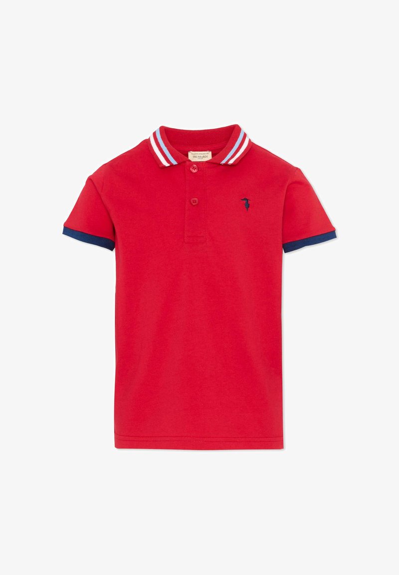 Polo rouge à manches courtes avec bords de manches bleu marine, col rayé blanc et bleu, deux boutons, et petit logo bleu marine sur la poitrine.