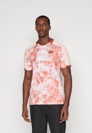 Camiseta desportiva de manga curta em rosa claro com padrão marmorizado vermelho, colarinho e detalhes nas mangas em vermelho em contraste, tecido leve.