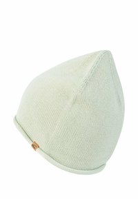 Groene gebreide beanie met een puntige top, voorzien van een omgeslagen rand en een klein leren logo-label aan de zijkant. Zacht van textuur.