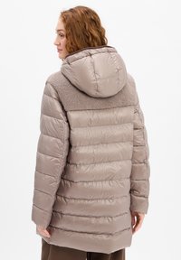 Leichte Taubefarbene Pufferjacke mit Kapuze, ausgestattet mit einem strukturierten Fleece-Einsatz, horizontalen Nähten und glattem Obermaterial.