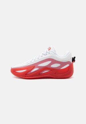 Chaussure de sport blanche et rouge avec dessus en mesh, semelle en caoutchouc rouge et superpositions rouges abstraites, vue de côté sur fond blanc.