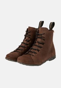 Botas de tobillo de cuero marrón con cordones negros, cremallera lateral, suela de goma texturizada y tiradores etiquetados como "Naturalista".