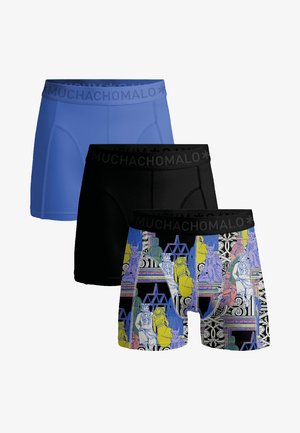 Három pár boxer alsónadrág: az egyik kék, a másik fekete, a harmadik pedig színes grafikai mintákkal és figurákkal díszített. Mindegyik logós derékpánttal rendelkezik.