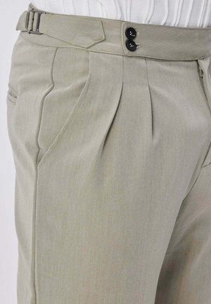 Pantalon gris clair en tissu lisse avec deux plis devant, fermeture à double bouton et poches latérales. Passants de ceinture élégants inclus.