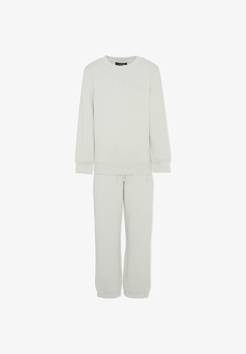 Jasnoszary komplet z bluzy i pasujących dresów. Wykonany z miękkiego materiału z prążkowanymi mankietami i pasem. Bluza ozdobiona jest wypukłym napisem.