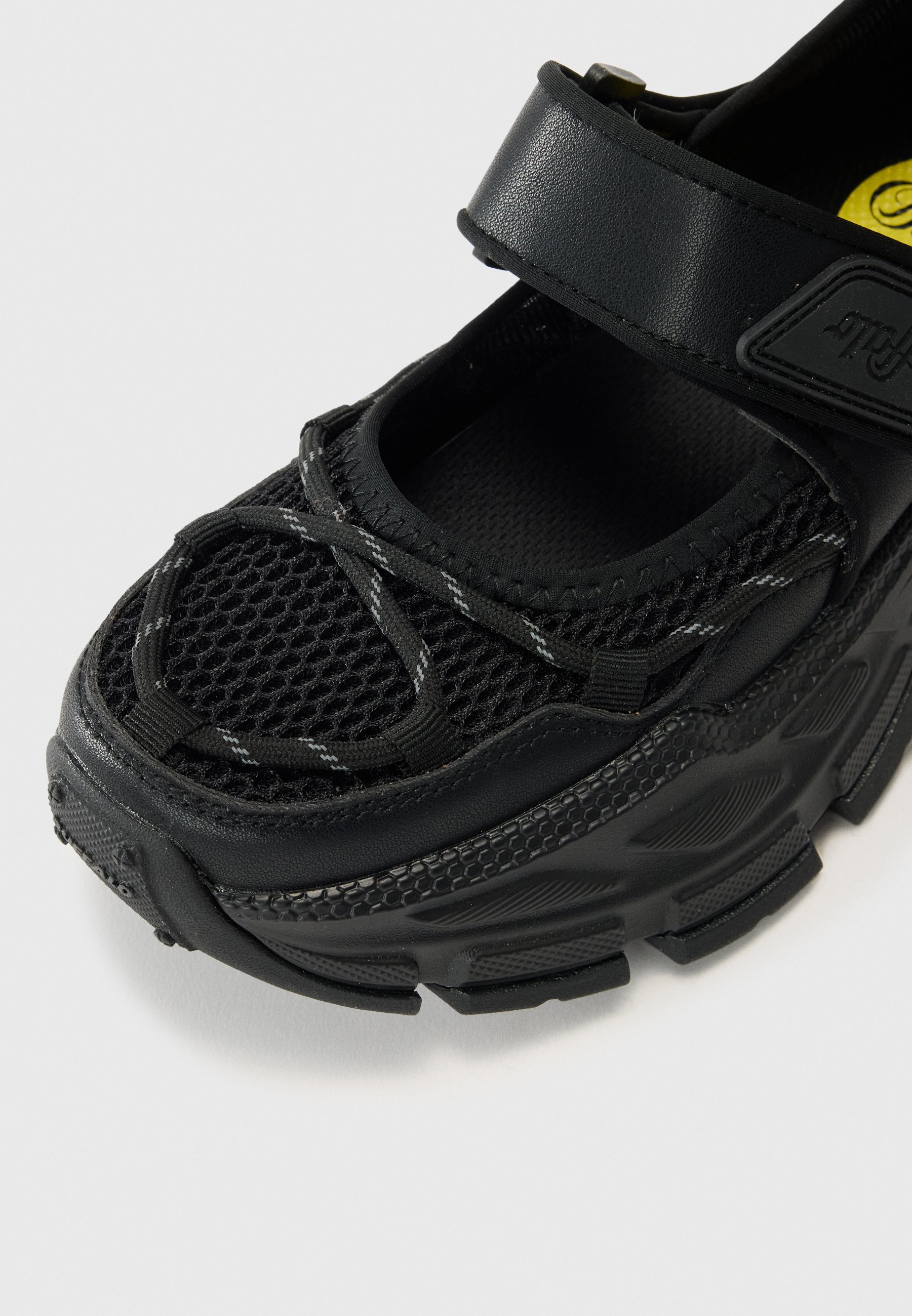 Buffalo Saturn Lace Sneaker – Schwarze Veggie-Schuhe Mit Memory Foam, Chunky Style