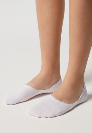 Weiße Baumwollknöchelsocken mit einem tiefen Schnitt, glatter Textur und ohne sichtbare Muster oder Hardware, die nur die Zehen und Seiten bedecken.