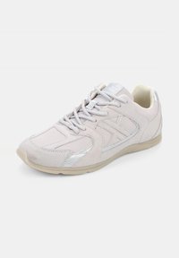 Scarpa sportiva grigia chiaro in suede con dettagli argento, design con lacci, punta arrotondata e suola in gomma testurizzata.