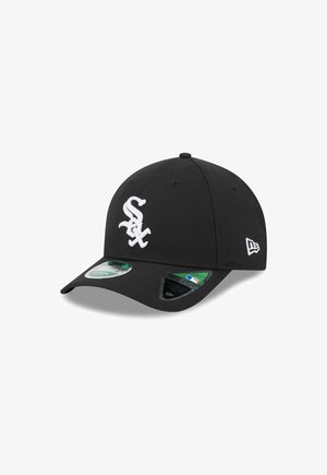 Casquette de baseball noire avec un logo et des accents brodés blancs. Présente une couronne arrondie et une visière courbée, fabriquée en tissu lisse.