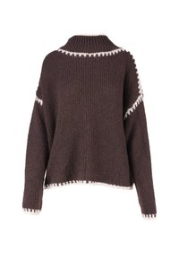 Brauner Strickpullover mit hohem Kragen, lockerem Sitz und weißem Zierbesatz entlang der Schultern und des Saums. Ganzflächig strukturierter Stoff.