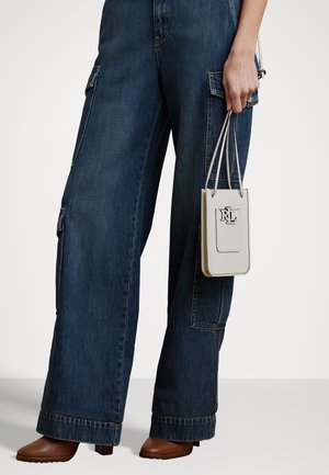 PEBBLED CAMERYN CROSSBODY TECH CASE - Phone pouch - soft white
