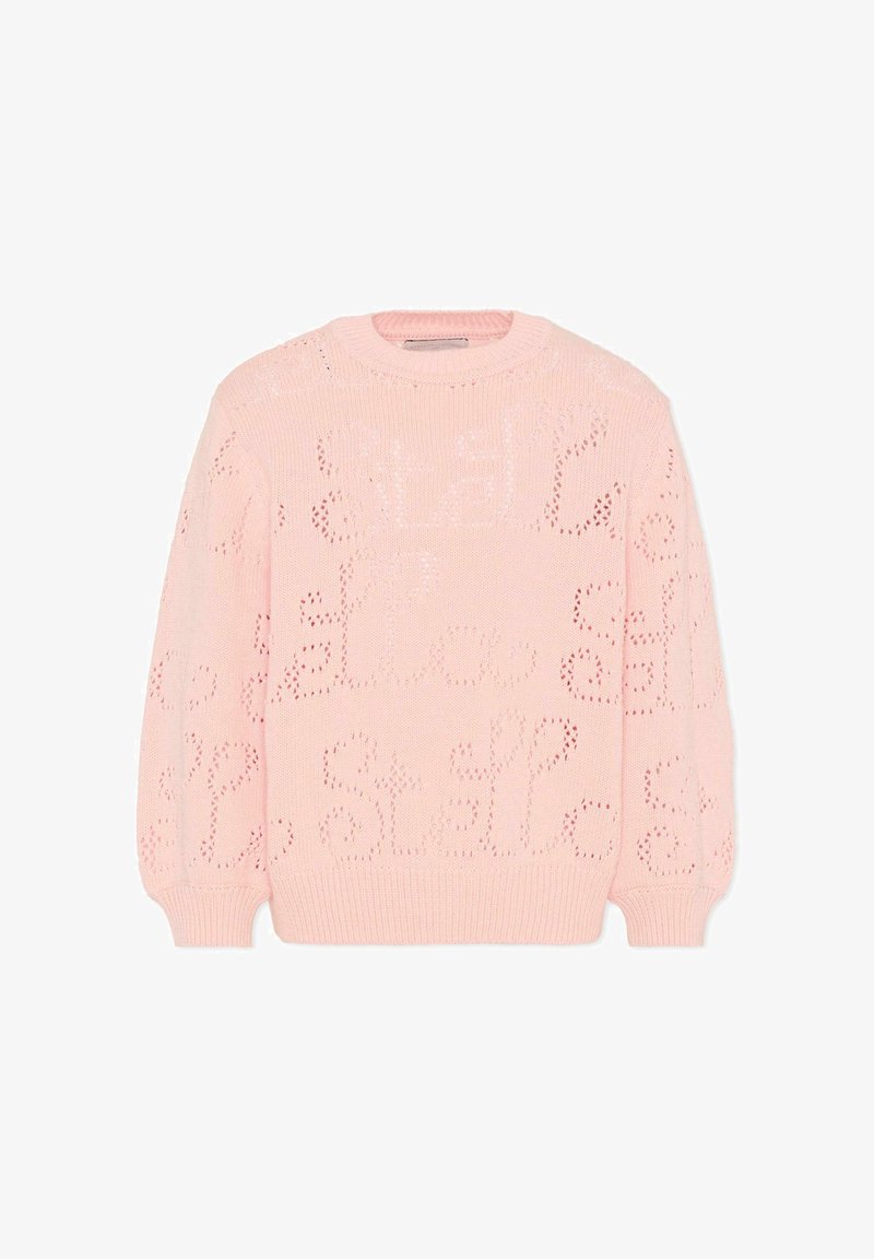 Różowy dziany sweter z okrągłym dekoltem, ozdobiony ażurowym wzorem i powtarzającym się napisem. Długie rękawy, miękka faktura.