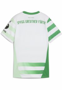 Camiseta de fútbol de manga corta en blanco y verde, con rayas verticales en las mangas y los laterales inferiores, con "SPVGG GREUTHER FÜRTH" en la parte posterior.