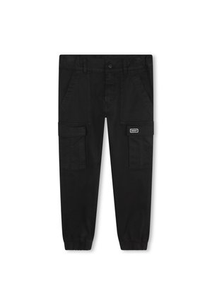 Pantalons cargo noirs avec des poignets élastiques, plusieurs poches latérales et une fermeture à bouton, fabriqués à partir d'un tissu durable au toucher lisse.