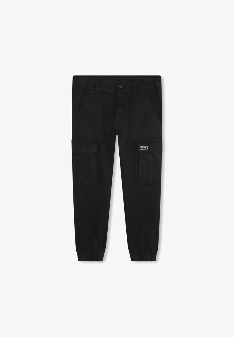 Pantalones cargo negros con puños elásticos, múltiples bolsillos laterales y cierre de botón, fabricados en tejido duradero con una textura suave.