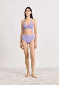 Σετ μωβ εσωρούχων που περιλαμβάνει ένα δαντελένιο μπουστάκι με ρυθμιζόμενες τιράντες και εσώρουχα μέσης ψηλής με υφή στη μέση. Μαλακό ύφασμα.