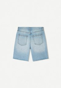 Shorts en denim bleu clair avec un ourlet effiloché, dotés de deux poches arrière et d'un design simple sans embellissements.