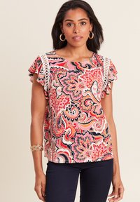 Korte mouwen blouse met een kleurrijk paisleypatroon in roze, rood en marineblauw. Heeft kanten accenten langs de schouders. Lichtgewicht stof.
