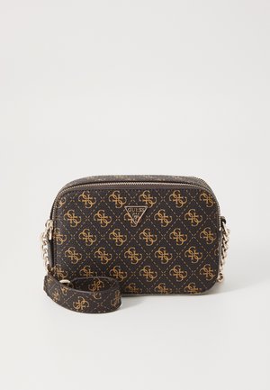 Svart faux läder crossbody-väska med guld logomönster, dragkedjestängning och kedjeaccentuerad rem. Har en varumärkeslogoplack på framsidan.