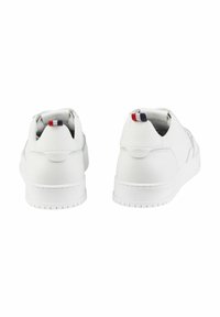 Weiße Sneaker mit glattem Lederfinish, runder Zehenform und Gummisohle; akzentuiert durch einen mehrfarbigen Tab an der Ferse.