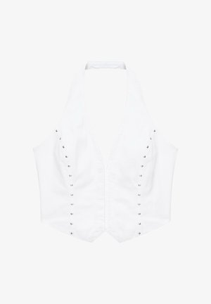 Weißes ärmelloses Neckholder-Top mit vorne angebrachten Nieten in zwei vertikalen Reihen und tiefem V-Ausschnitt.