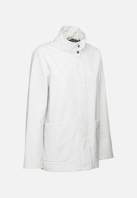 Giacca da pioggia bianca realizzata in tessuto liscio e impermeabile. Presenta un colletto alto, chiusure a scatto e due tasche frontali. Design semplice e dritto.