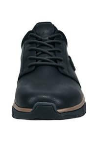 Schwarzes Schnürschuh aus strukturiertem Synthetikleder, mit gepolsterter Zunge, robusten Schnürsenkeln und einer kontrastierenden braunen Tractionsohle.