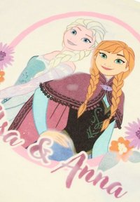 Illustration de personnages représentant deux figures, Elsa aux longs cheveux blonds et Anna aux cheveux auburn, entourées de fleurs, d'accents roses et de texte.