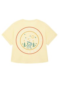 Gelbes Baumwoll-T-Shirt mit kurzen Ärmeln, mit einem kreisförmigen Grafik von Bergen, Bäumen und einem Fluss, versehen mit dem Text "ABENTEUER IST DA DRAUSSEN."