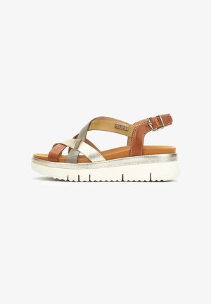 Sandales en cuir marron, doré et argenté avec des brides croisées, une bride de cheville réglable, une semelle intérieure rembourrée et une semelle extérieure en plateforme blanche.