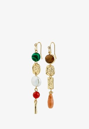 Asymmetrische goldene Ohrhänger mit grünen, braunen, weißen, roten und orangen Perlen sowie strukturierten goldenen Anhängern an Haken.
