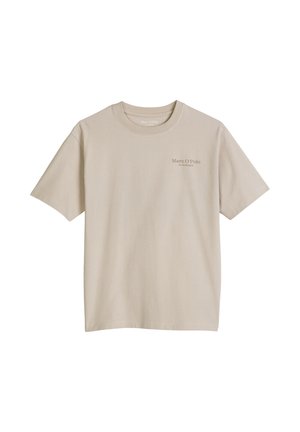 T-shirt beige à manches courtes col rond avec petit texte « Marc O'Polo » sur le côté gauche de la poitrine sur fond blanc.