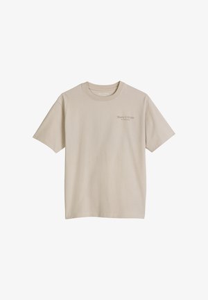 T-shirt beige à manches courtes col rond avec petit texte « Marc O'Polo » sur le côté gauche de la poitrine sur fond blanc.