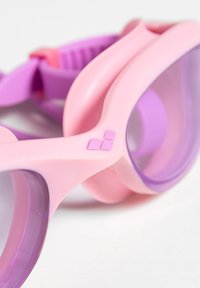 Gafas de natación rosas y moradas con un marco de plástico suave, lente curvada, correa ajustable y un pequeño detalle de logo en el costado.