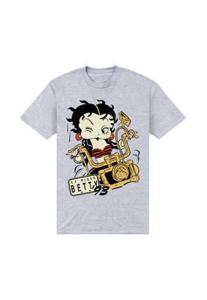 Donna dei cartoni animati con capelli neri e orecchini rossi che guida una motocicletta gialla con la targa "EZ Rider Betty 93" su una maglietta grigia.