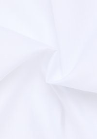 Weißer Baumwollstoff mit glatter Textur, der subtile Falten und einen leichten Glanz aufweist. Keine sichtbaren Muster oder Hardware-Details.