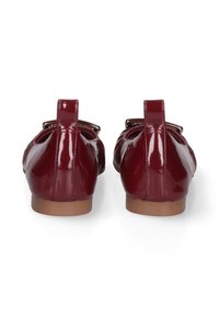 Bordeaux lakschoenen met een ronde neus, enkelbandjes en bruine rubberen zolen, die een gladde, glanzende afwerking tonen.